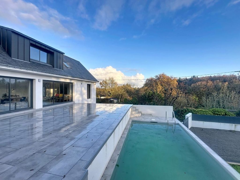CLEGUER – Maison entièrement rénovée avec Piscine et exposition SUD