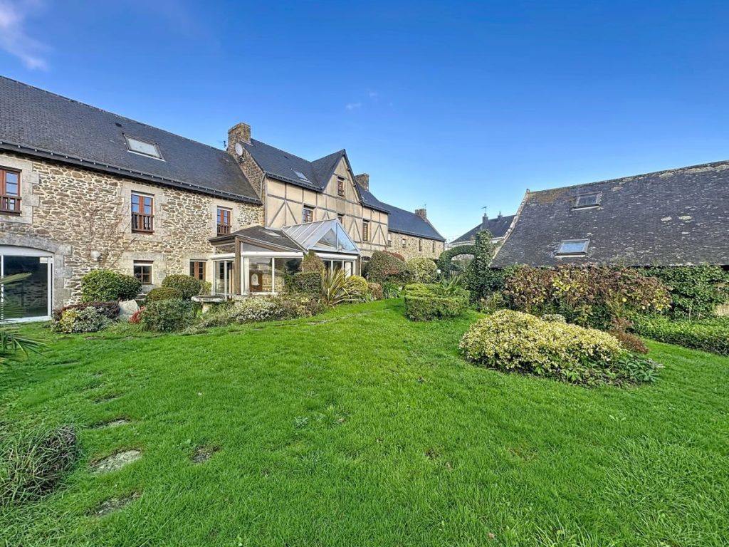 AURAY – Maison de Caractère avec Dépendances