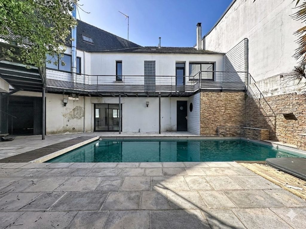 LORIENT – KERYADO – Maison aux grands Volumes avec Piscine et Jacuzzi