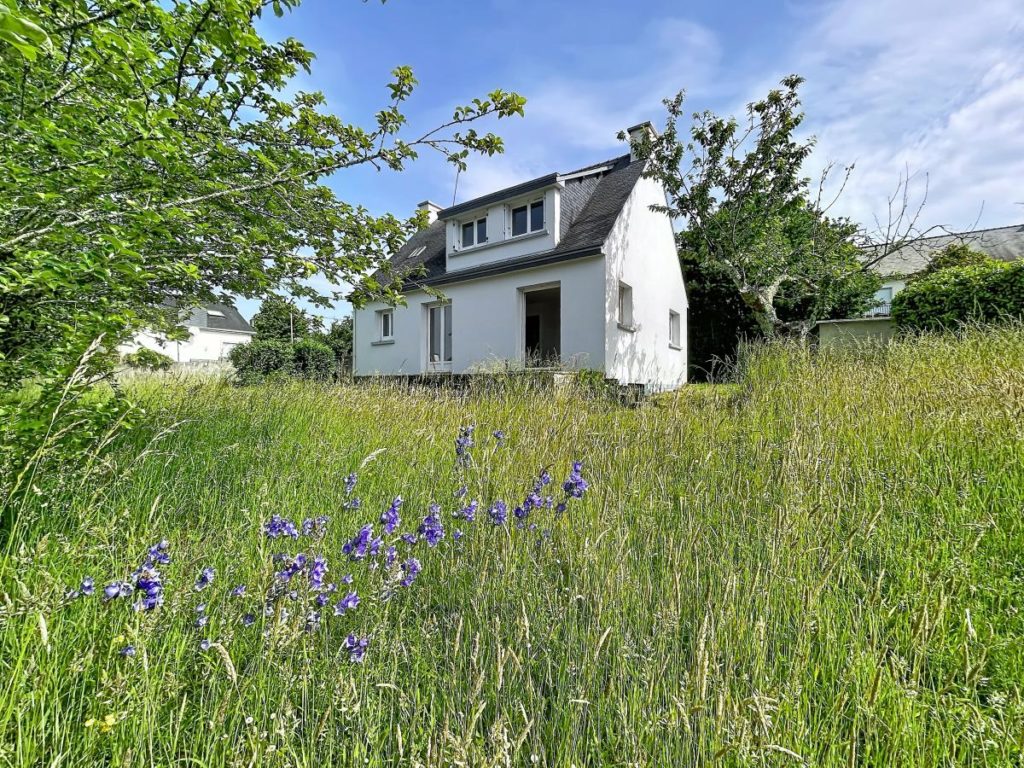 Quimperlé Est : Maison des années 70 sur un grand terrain
